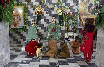 Des membres de la communauté hindoue pakistanaise assistent à une cérémonie religieuse au temple Sadhu Bela, sur une île de la rivière Indus, à Sukkur, Pakistan, octobre 2022.