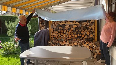 Das Ehepaar Möller zeigt das Holz, das zum Heizen ihres neuen Kamins schon bereitliegt.