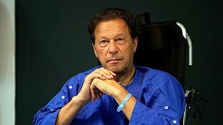 رئيس الوزراء الباكستاني السابق عمران خان خلال مؤتمر صحفي في مستشفى شوكت خانم في لاهور، باكستان.