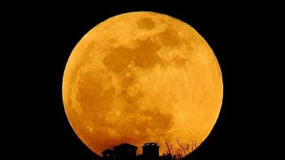 Bei einer totalen Mondfinsternis spricht man auch von einem "Blutmond", weil der Mond in diesem Fall so rötlich leuchtet.
