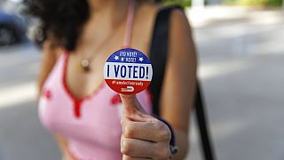 Nicole Montesinos, de 23 años, posa con una pegatina de "¡Yo voté!" durante las elecciones de medio mandato en el condado de Miami-Dade.