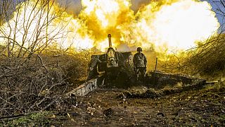 Unidade de artilharia ucraniana dispara contra posições russas na região de Bakhmut