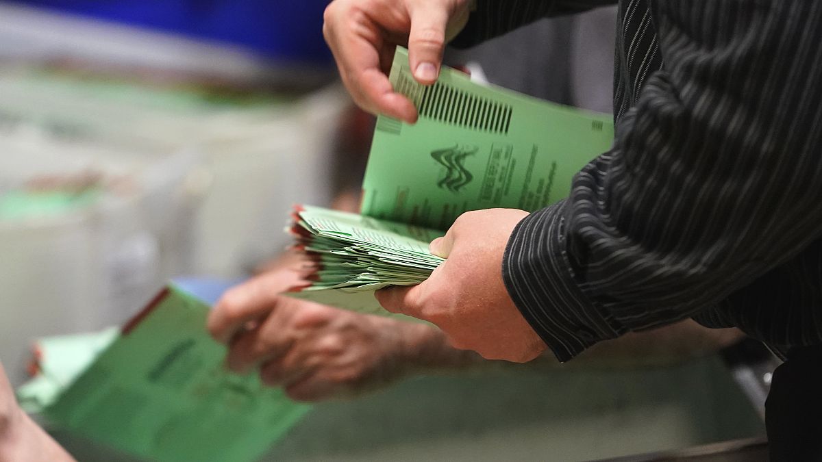Подсчет голосов на избирательном участке в Финиксе, Аризона