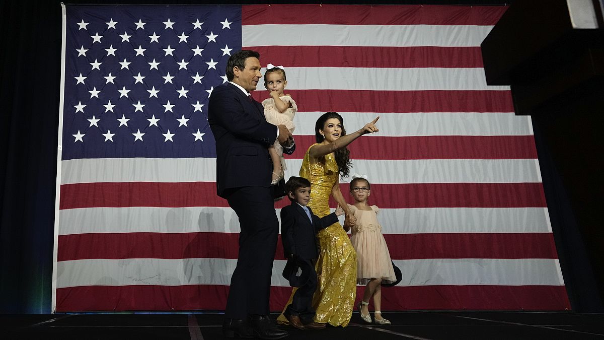 Ron DeSantis, Florida kormányzója ünnepli újraválasztását családjával