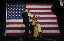 Ron DeSantis, Florida kormányzója ünnepli újraválasztását családjával