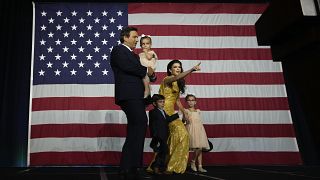 Ron DeSantis, Florida kormányzója ünnepli újraválasztását családjával