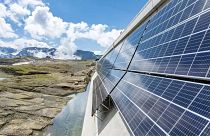 نصب پنل‌های خورشیدی روی یک سد آبی در سوئیس