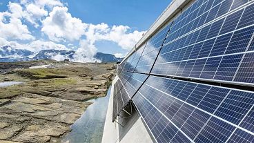 نصب پنل‌های خورشیدی روی یک سد آبی در سوئیس