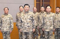 Çin Devlet Başkanı Şi Cinping (önde ortada) ÇKP ve ordu temsilcileri