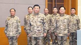 Çin Devlet Başkanı Şi Cinping (önde ortada) ÇKP ve ordu temsilcileri 