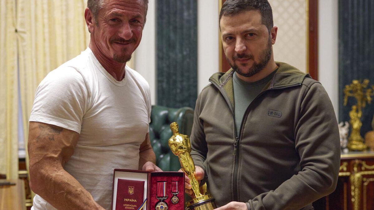 El presidente ucraniano, Volodímir Zelenski, junto al actor estadounidense, Sean Penn, tras recibir la estatuilla del Oscar 