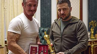 El presidente ucraniano, Volodímir Zelenski, junto al actor estadounidense, Sean Penn, tras recibir la estatuilla del Oscar