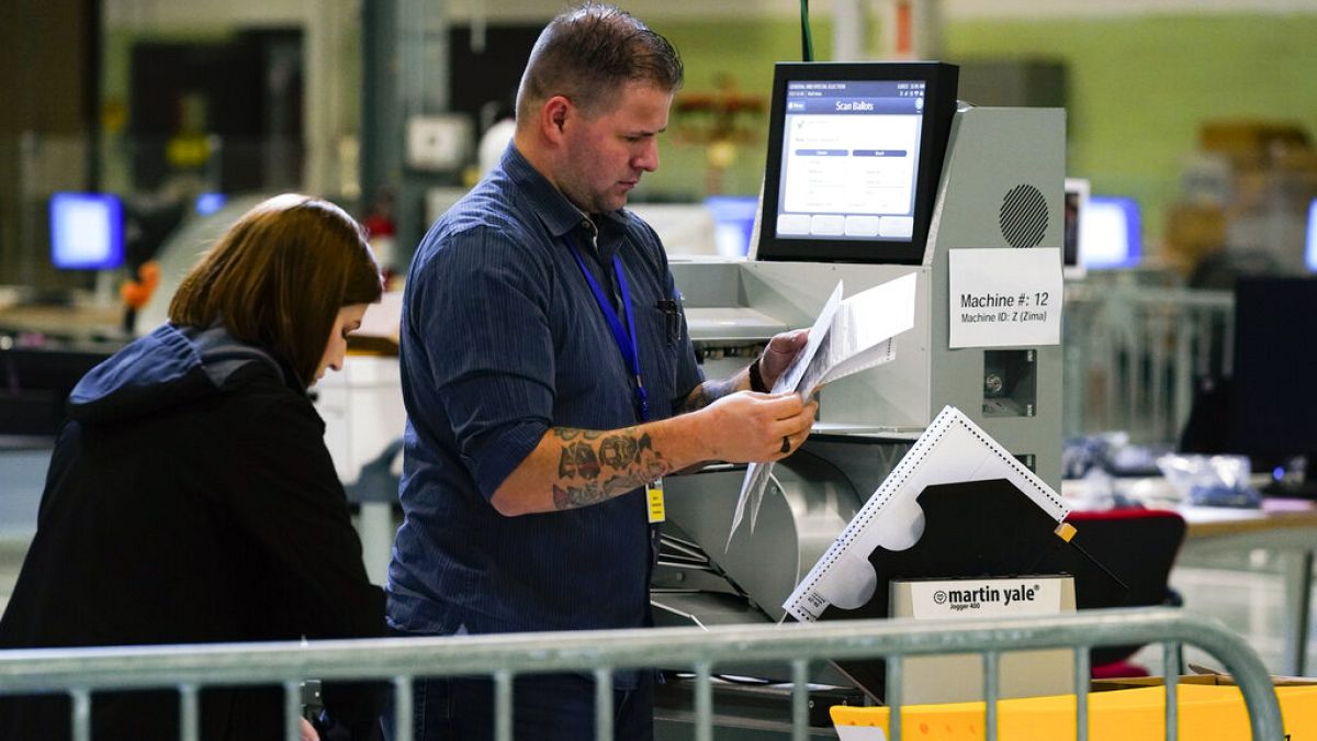 ABD ara seçimlerinde posta yoluyla kullanılan oyları sayan görevliler 