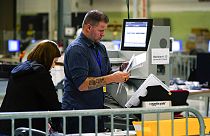 ABD ara seçimlerinde posta yoluyla kullanılan oyları sayan görevliler
