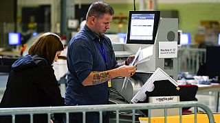 ABD ara seçimlerinde posta yoluyla kullanılan oyları sayan görevliler