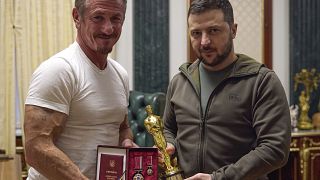 Sean Penn y Volodímir Zelenski con la estatuilla del Oscar, Kiev, 8/11/2022