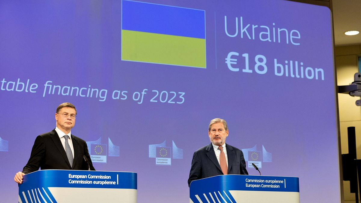 Johannes Hahn költségvetési biztos és Valdis Dombrovskis bizottsági alelnök
