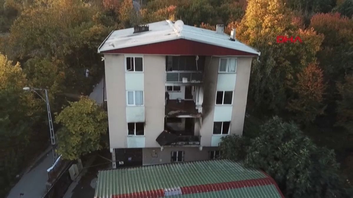 Ein Wohnhaus in Bursa ist nach einem Brand mit 9 Toten stark beschädigt