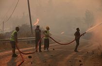 طواقم الإطفاء تعمل على إخماد حريق انتشر في مدينة أورين الساحلية على بحر إيجة، تركيا.