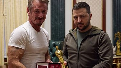 Sean Penn meets with Ukrainian President Volodymyr Zelenskyy and offers his Oscar