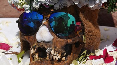 Un crâne humain décoré est exposé lors de la fête annuelle des "Natitas", à La Paz, en Bolivie, 08/11/2022