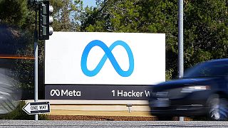 To νέο λογότυπο της Meta στα κεντρικά κτίρια της εταιρείας στην Καλιφόρνια
