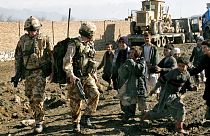 Afganistan'da görev yapan İngiliz askerler, Afgan çocuklarla konuşurken (arşiv, 2007)