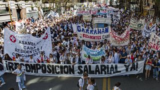 Beschäftigte im argentinischen Gesundheitswesen haben für bessere Arbeitsbedingungen protestiert.