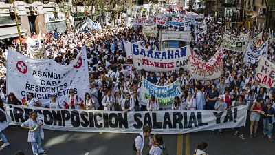 Beschäftigte im argentinischen Gesundheitswesen haben für bessere Arbeitsbedingungen protestiert.