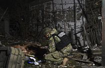 Ukrán rendőr nyomozó Kramatorszkban, egy orosz bombázás után