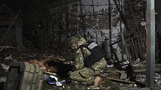 Ukrán rendőr nyomozó Kramatorszkban, egy orosz bombázás után 