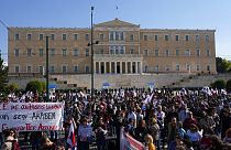 Proteste davanti al Parlamento greco, ad Atene. (9.11.2022)