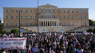 Proteste davanti al Parlamento greco, ad Atene. (9.11.2022)