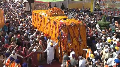 Ein bunt geschmückter Wagen ist Teil der Sikh-Prozession.