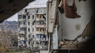 Megrongálódott lakóház egy orosz megszállás alól felszabadított herszoni településen