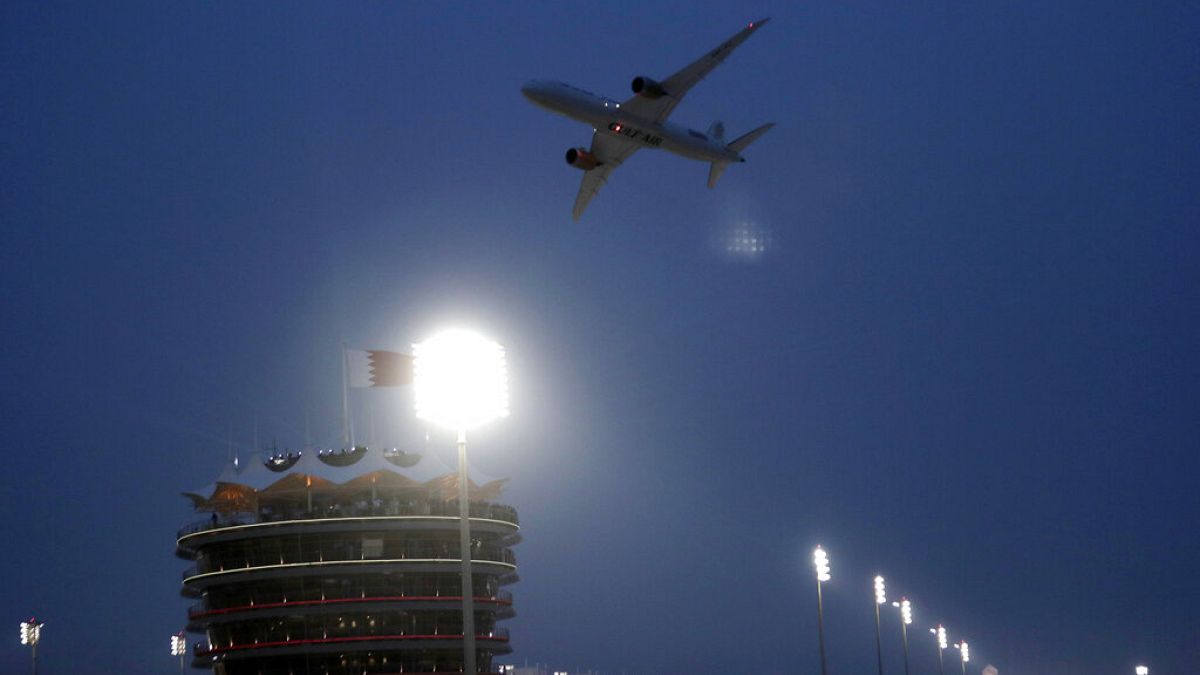 Αεροπλάνο πετάει πάνω από το Μπαχρέιν (φώτο αρχείου)