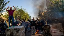 صورة أرشيفية لإيرانيين يتظاهرون في العاصمة طهران استنكاراً لوفاة مهسا أميني التي قضت في شهر سبتمبر أثناء احتجازها في قسم الشرطة، 27 أكتوبر 2022.