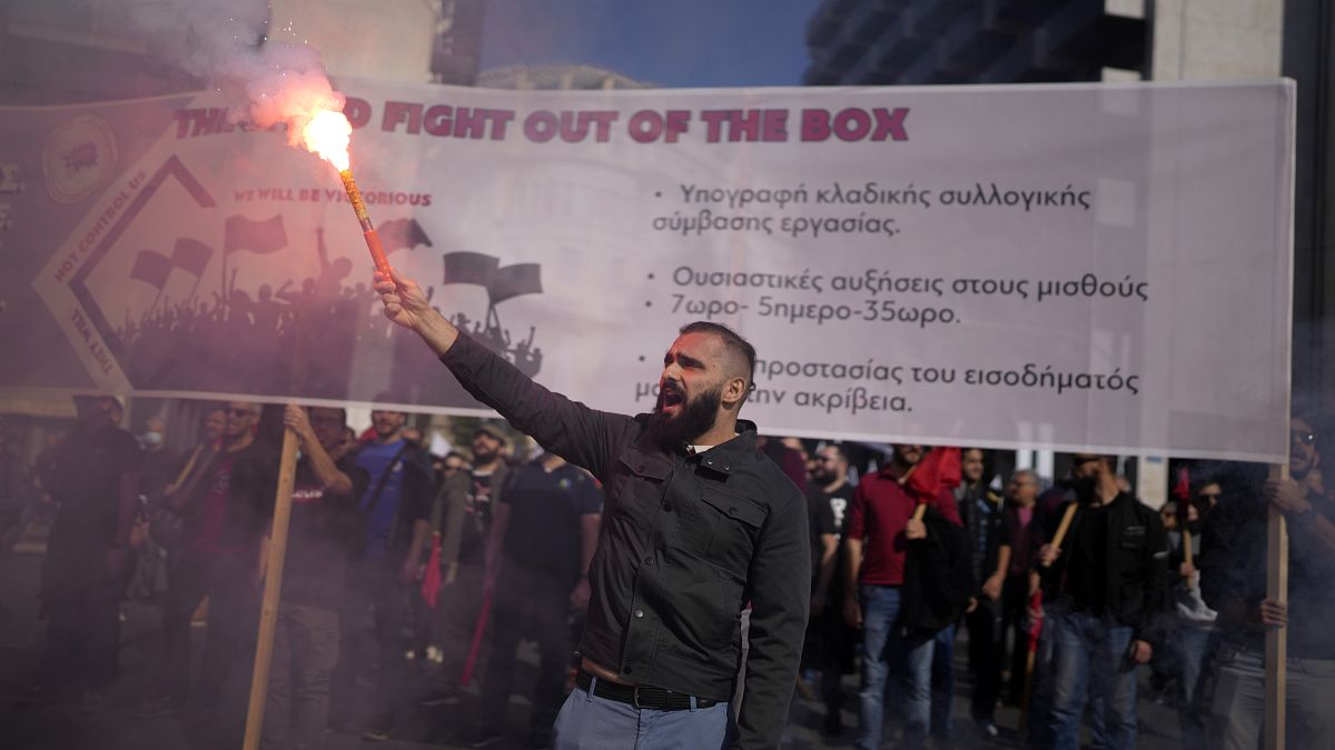 متظاهر خلال مسيرة في أثينا باليونان 