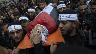 مسلحون من كتيبة بلاطة الفلسطينية يحملون جثة رفيقهم مهدي حشاش الذي قتل برصاص الجيش الإسرائيلي
