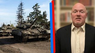 A g. : chars russes abandonnés dans la région de Kupiansk (Ukraine), le 01/10/2022 - A dr. : Peter Dickinson, analyste au Conseil de l'Atlantique (capture d'écran)