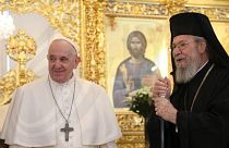 Ο Πάπας Φραγκίσκος σε παλαιότερη αυνάντησή του με τον μακαριστό Αρχιεπίσκοπο Κύπρου Χρυσόστομο Β'