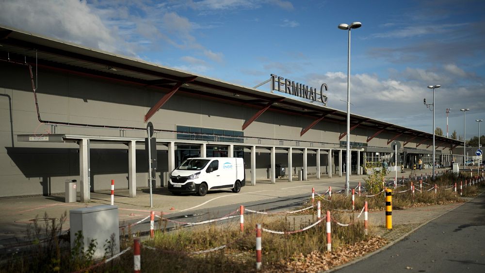 refugee-shelter-expanded-at-former-airport-in-berlin-to-prepare-for