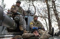 Des soldats de l'unité d'artillerie ukrainienne aux portes de Kherson dans le sud de l'Ukraine, 28 octobre 2022.