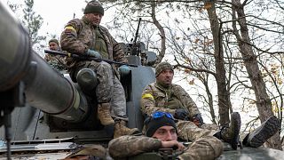 Des soldats de l'unité d'artillerie ukrainienne aux portes de Kherson dans le sud de l'Ukraine, 28 octobre 2022.