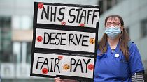 ممرضة تحمل لافتة أثناء مظاهرة في لندن حيث تدعو إلى زيادة أجور طاقم التمريض. 2020/12/12
