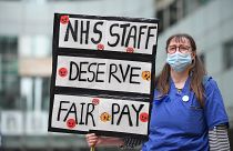 ممرضة تحمل لافتة أثناء مظاهرة في لندن حيث تدعو إلى زيادة أجور طاقم التمريض. 2020/12/12