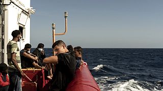 Μετανάστες που έχουν διασωθεί στη Μεσόγειο στο πλοίο Ocean Viking