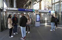 Emberek állnak a 6-os metróvonal lezárt állomása előtt november 10-én reggel Párizsban