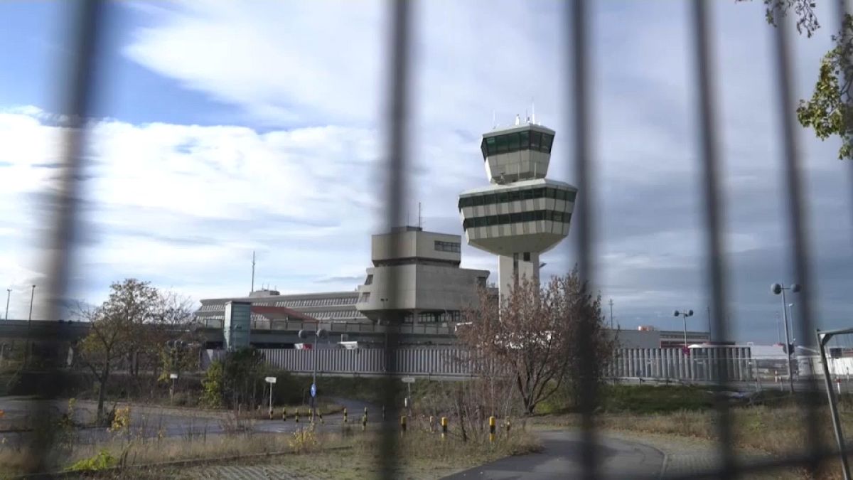 Torre de control del aeropuerto de Tegel, en Berlín. 