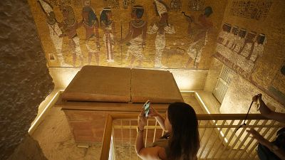 Туристы в реконструированной гробнице Тутанхамона в Долине царей в Египте